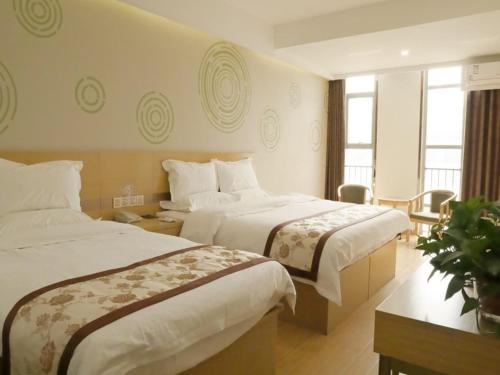Säng eller sängar i ett rum på GreenTree Inn Shijiazhuang Qiaoxi District Zhongshan Road Xili Street Express Hotel