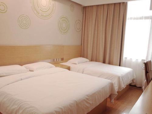 Postel nebo postele na pokoji v ubytování GreenTree Inn Linyi Shuixian Bus Station Business Hotel