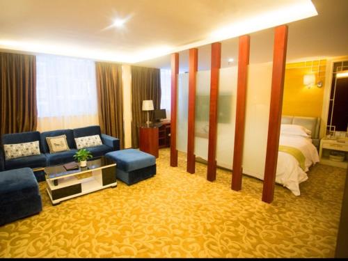a hotel room with a bed and a couch at GreenTree Alliance Nanping Yanping District Xinjian Road Hotel in Nanping