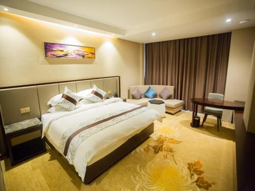 Postel nebo postele na pokoji v ubytování GreenTree Eastern JiangXi YingTan North Longhushan Rd Gym Hotel