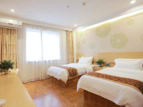 Postel nebo postele na pokoji v ubytování GreenTree Inn Langfang Dacheng County Donghuan Road Express Hotel