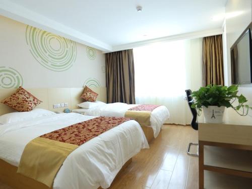 Llit o llits en una habitació de GreenTree Inn Tianjin Jinnan District Xianshui Guyuetan Express Hotel