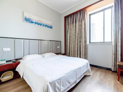 Postel nebo postele na pokoji v ubytování GreenTree Alliance Zhejiang Zhoushan Haitian Avenue West Donghai Road Hotel