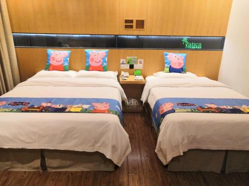 Un ou plusieurs lits dans un hébergement de l'établissement Vatica Xuzhou High Speed Railway Station Hotel