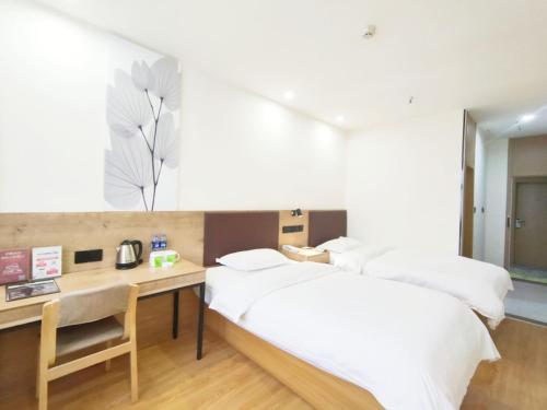 Ένα ή περισσότερα κρεβάτια σε δωμάτιο στο Greentree Inn Nanjing Shanxi Road Cloth City Business Hotel