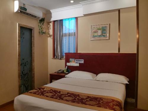 a hotel room with a bed and a window at GreenTree Inn Wuxi New District Hongshan Town Commercial Square Shell Hotel in Dongkunqiao