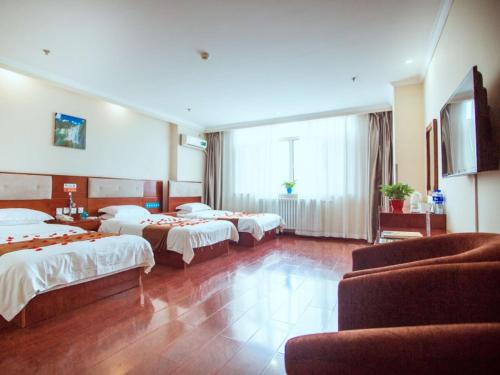 Postel nebo postele na pokoji v ubytování GreenTree Inn HeBei ZhangJiaKou ZhangBei Caoyuantian Rd ZhangKu Avenue Express Hotel
