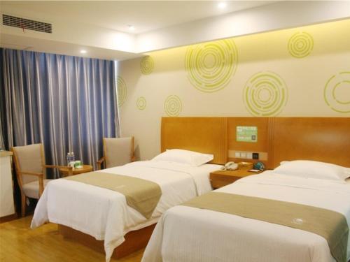 Кровать или кровати в номере GreenTree Inn Bozhou Mengcheng District Red Star Macalline Business Hotel