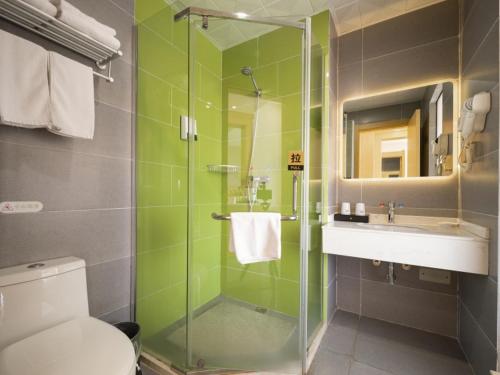 y baño con ducha, aseo y lavamanos. en GreenTree Inn Wuxi Yixing Xushe Town Government Express Hotel en Yixing