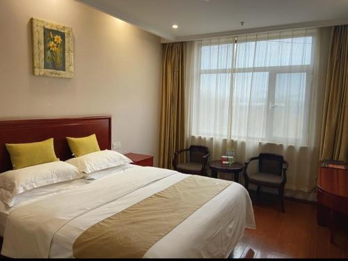 Postel nebo postele na pokoji v ubytování GreenTree Inn ShanDong Linxi Pingyi Mengyang Road Express Hotel