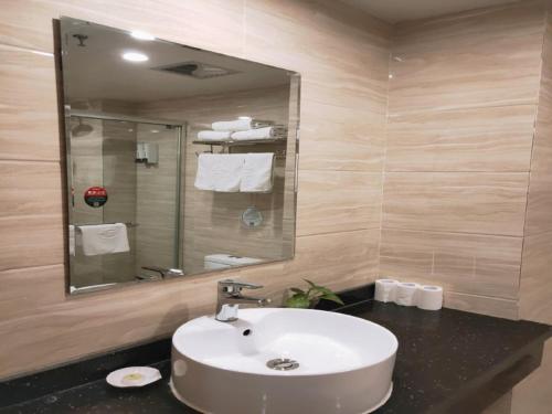 Bathroom sa GreenTree Inn Tianjin Xiqing District Zhongbei Town Zhongbei Avenue Shell Hotel