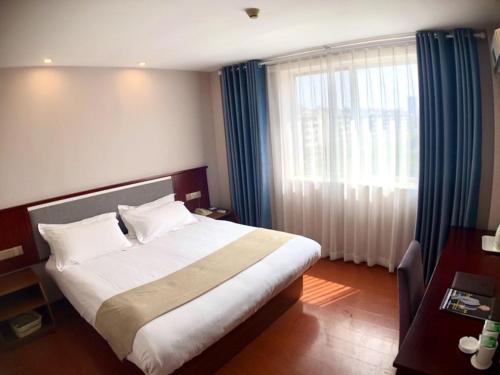 Llit o llits en una habitació de GreenTree Alliance JiangSu Yangzhou Hnajiang Middle Road Libao Square Hotel
