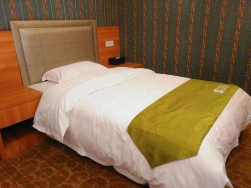 Una cama o camas en una habitación de Shell Shanghai Pudong Xin District Huanglou Town Furong Road