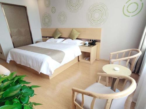 Uma cama ou camas num quarto em GreenTree Inn Huainan Shannan New District Erzhong Business Hotel
