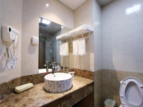 Ένα μπάνιο στο GreenTree Inn Shandong Zaozhuang Tengzhou East Xueyuan Road Guiheyuan Business Hotel