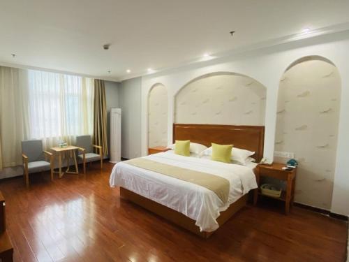 Postel nebo postele na pokoji v ubytování GreenTree Inn ShanDong Linxi Pingyi Mengyang Road Express Hotel