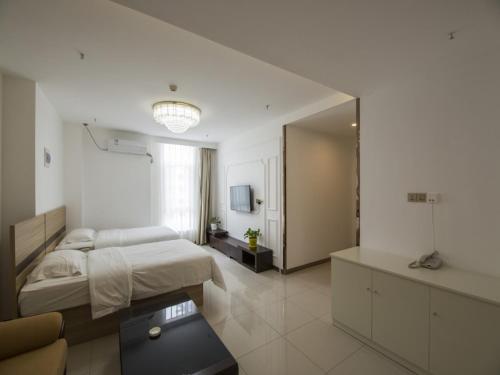 Ένα ή περισσότερα κρεβάτια σε δωμάτιο στο GreenTree Inn Chengde Shuangluan District Xinhui Wan Business Hotel