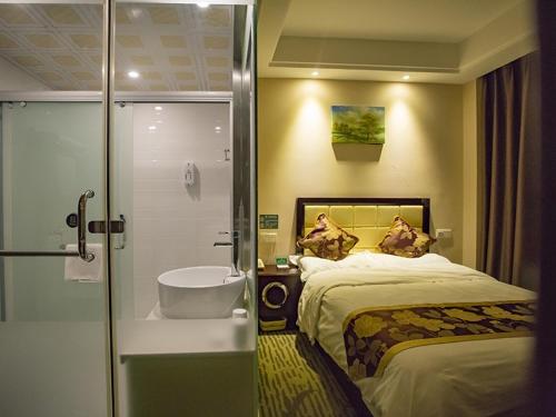 Habitación de hotel con cama y bañera en GreenTree Alliance AnHui Chuzhou Laian Development District Jiyi Road Hotel en Xinhe