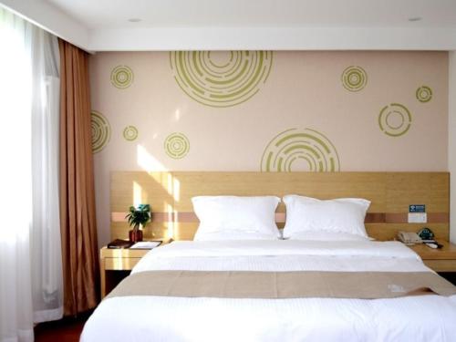 Tempat tidur dalam kamar di GreenTree Qinghai Hainan Tibetan autonomous prefecture Gonghe County Express Hotel
