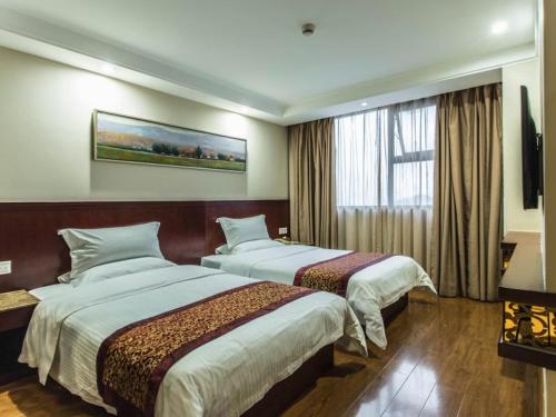 Giường trong phòng chung tại GreenTree Inn Guangxi Nanning Jiangnan Wanda Plaza Tinghong Road Express Hotel