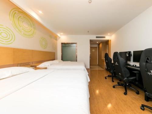 Ένα ή περισσότερα κρεβάτια σε δωμάτιο στο GreenTree Inn Hefei Shushan District Binhu Qiancheng Business Hotel