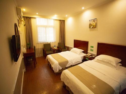 Postel nebo postele na pokoji v ubytování GreenTree Inn Anhui Hefei Lianhua Road Express Hotel