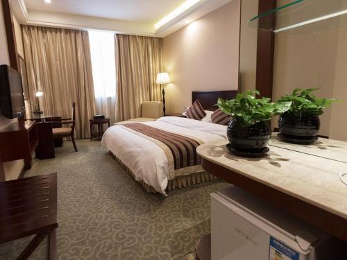 a hotel room with a bed and a desk at GreenTree Alliance Suzhou Wuzhong North Zhongshan Road Jinmanting Hotel in Suzhou