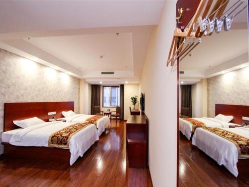 Ένα ή περισσότερα κρεβάτια σε δωμάτιο στο GreenTree Inn Shandong Zaozhuang Tengzhou East Xueyuan Road Guiheyuan Business Hotel