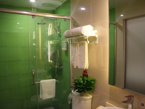 Bathroom sa GreenTree Inn Shandong Jinan Gaoxin District South Gongye Road Middle Aoti Road Express Hotel