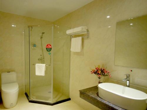 La salle de bains est pourvue d'une douche, d'un lavabo et de toilettes. dans l'établissement GreenTree Inn ShanDong TaiAn Bus Station LingShan Street Express Hotel, à Tai'an