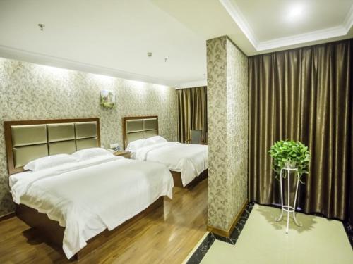 a hotel room with two beds in a room at GreenTree Inn Anhui Bozhou Agricultural Trade City Express Hotel in Bozhou