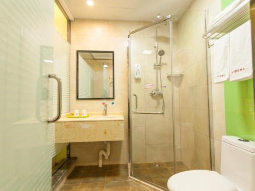 A bathroom at Shell Hefei Economic Development Zone Hong Kong and Macao Square Hotel