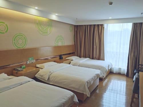 Tempat tidur dalam kamar di GreenTree Inn qinghai xining jianguo road railway station express hotel