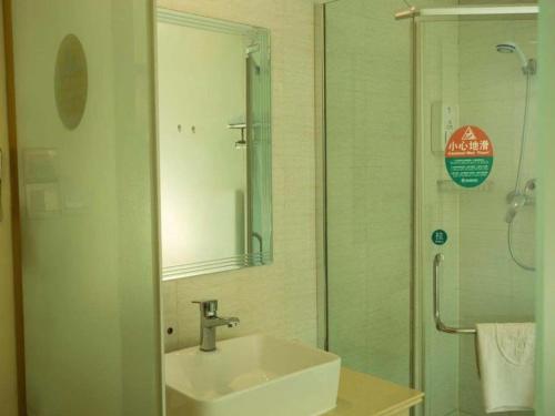 Kúpeľňa v ubytovaní GreenTree Inn Jiangsu Nantong Haimen Bus Statian Shell Hotel