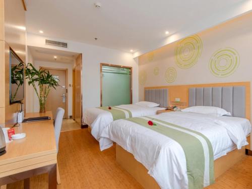 Ένα ή περισσότερα κρεβάτια σε δωμάτιο στο GreenTree Inn Hefei Shushan District Binhu Qiancheng Business Hotel
