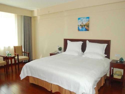 Postel nebo postele na pokoji v ubytování GreenTree Inn Shandong Weihai Wendeng Darunfa Business Hotel