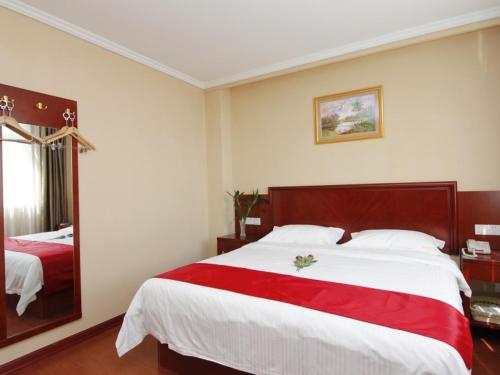 Ένα ή περισσότερα κρεβάτια σε δωμάτιο στο GreenTree Inn ShanDong RiZhao Bus Station FuHai Road Express Hotel