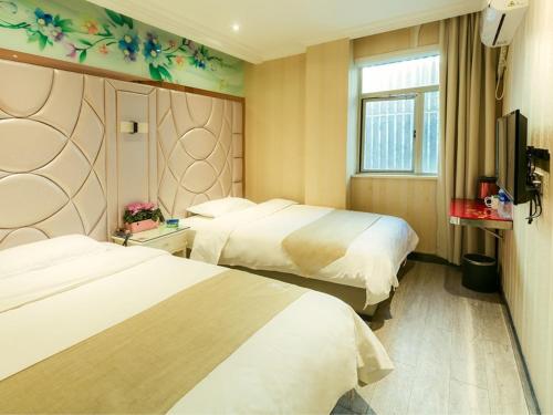 Een bed of bedden in een kamer bij GreenTree Alliance Shanghai Minhang District Hongqiao Hub Huanghua Road Hotel