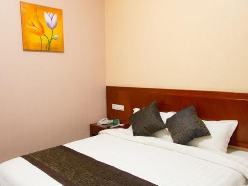 Postel nebo postele na pokoji v ubytování GreenTree Alliance Zhejiang Zhoushan Haitian Avenue West Donghai Road Hotel