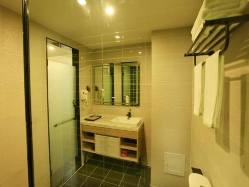 A bathroom at GreenTree Inn Anlong County Zhaodi Hotel