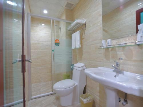 La salle de bains est pourvue de toilettes, d'un lavabo et d'une douche. dans l'établissement GreenTree Inn Guangdong Shantou Changping Road Express Hotel, à Shantou
