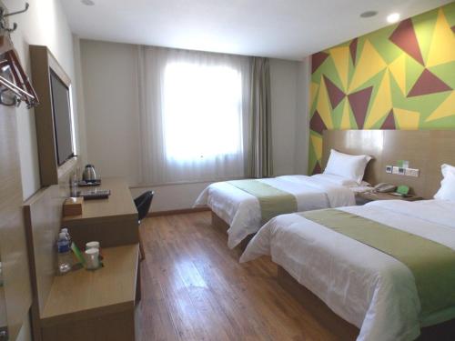 Una cama o camas en una habitación de Vatica HeNan LuoYang Wangcheng Park Hotel