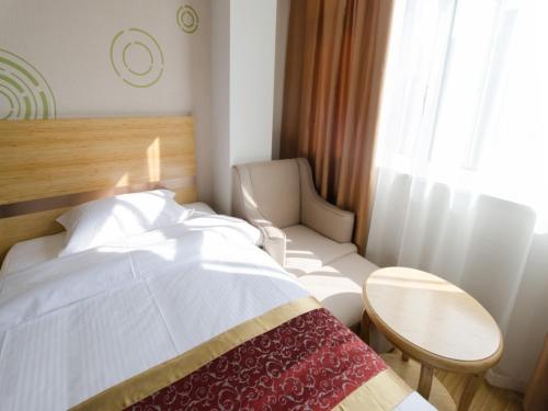 Llit o llits en una habitació de GreenTree Inn Jiangsu Suzhou North Zhongshan Road Weiye Yingchun Plaza Business Hotel