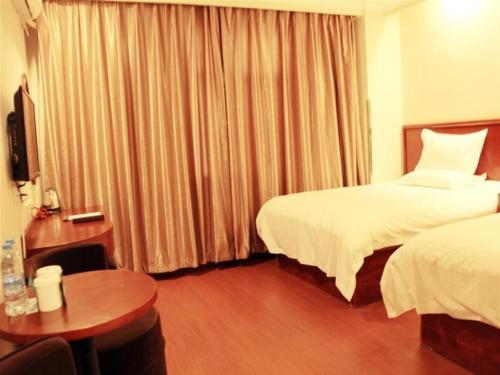 Postel nebo postele na pokoji v ubytování GreenTree Inn Hebei Langfang Dachang South HuaAn Road Express Hotel