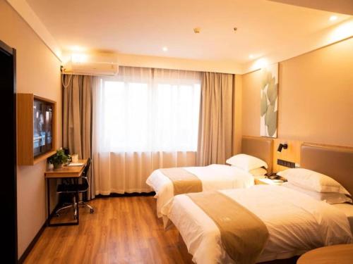Katil atau katil-katil dalam bilik di GreenTree Inn Suzhou Railway Station Park Road Hotel