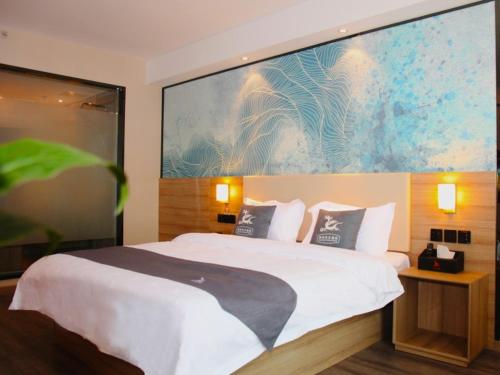 Postel nebo postele na pokoji v ubytování GreenTree Eastern Huai'an Railway Station Mandu Plaza Hotel