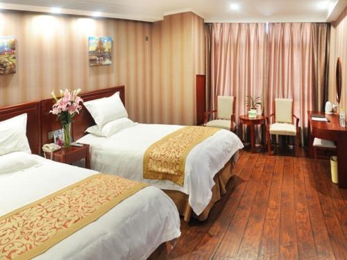 una habitación de hotel con 2 camas y un piano en GreenTree Inn Jiangsu Changzhou Hutang Textile City Business Hotel en Changzhou