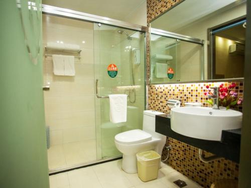 une salle de bain avec toilettes, lavabo et douche dans l'établissement GreenTree Inn JiangSu XuZhou Feng County LiuBang Plaza Express Hotel, à Feng