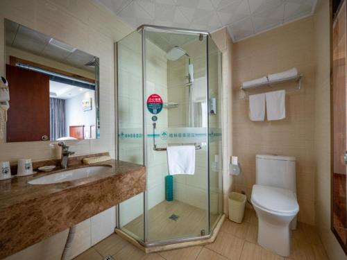une salle de bain avec douche, lavabo et toilettes dans l'établissement GreenTree Inn JiangSu YanCheng North Bus Station Bolian Plaza Business Hotel, à Yancheng