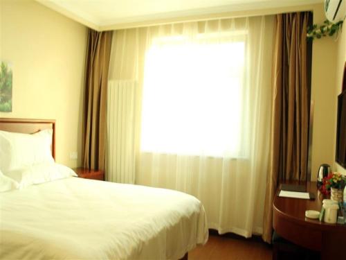 Postel nebo postele na pokoji v ubytování GreenTree Inn Hebei Langfang Dachang South HuaAn Road Express Hotel